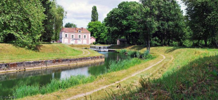 Canal de l'Ourcq: Mareuil-sur-Ourcq - La Ferté-Milon, France